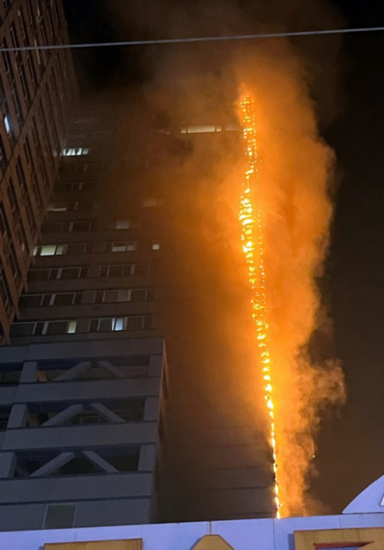 PP电子 PP电子平台韩国釜山一高层建筑今晨发生火灾建筑材质导致大火迅速烧向顶楼(图2)
