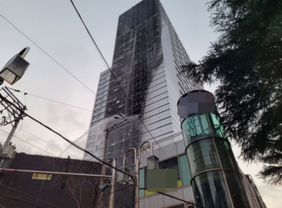 PP电子 PP电子平台韩国釜山一高层建筑今晨发生火灾建筑材质导致大火迅速烧向顶楼(图5)