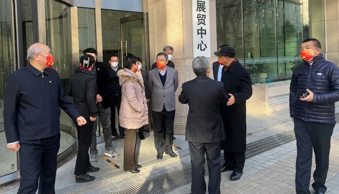 PP电子 PP电子平台中国建筑材料联合会委书记、会长阎晓峰一行领导新年后赴展贸中心拜年慰问职工(图1)