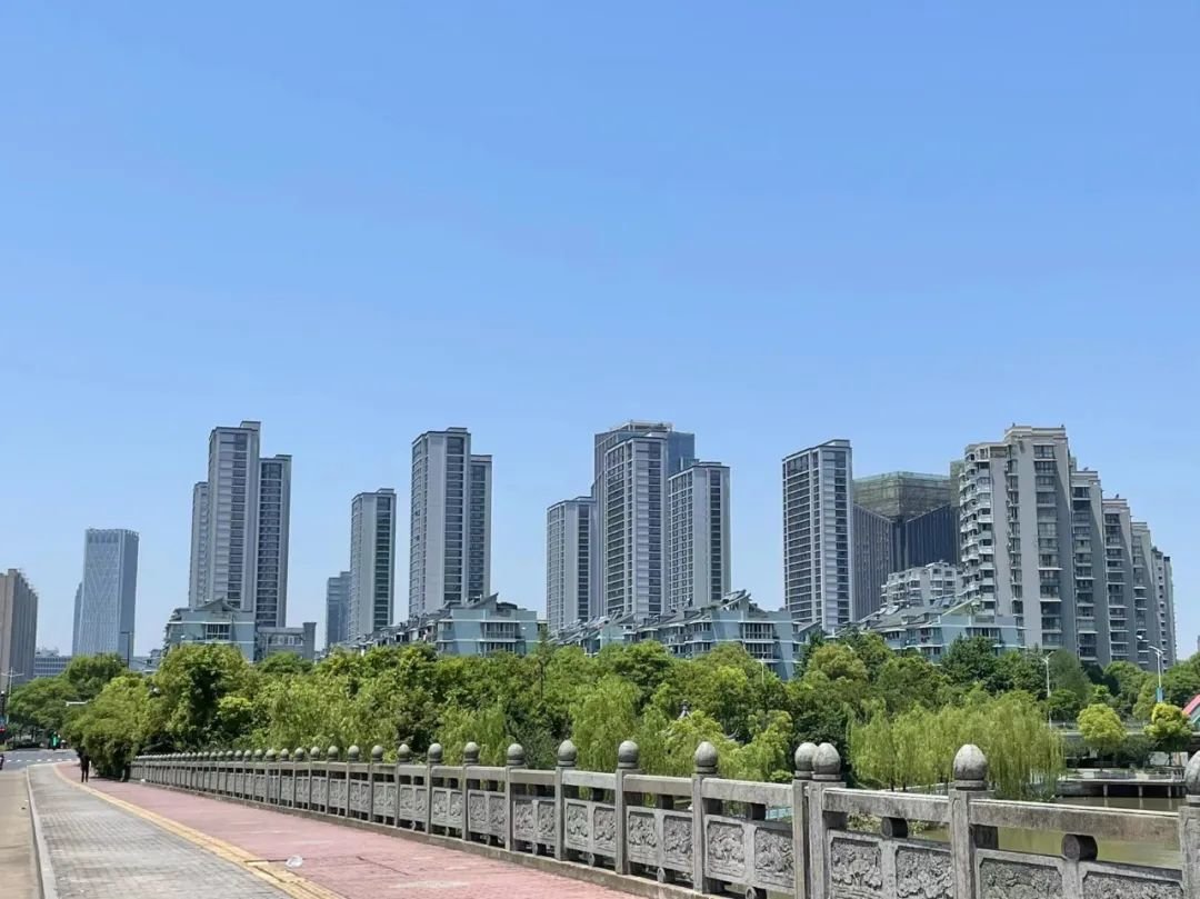 PP电子 PP电子平台滨江天街旁惊现石材版“海潮雅园” 还没交付就一堆客户问(图5)