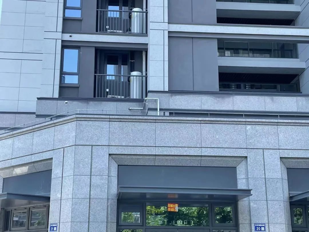 PP电子 PP电子平台滨江天街旁惊现石材版“海潮雅园” 还没交付就一堆客户问(图2)