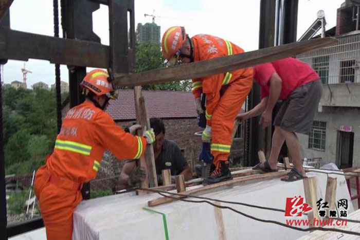 PP电子 PP电子平台卸载大理石工人手脚被压 零陵消防智勇施救(图1)