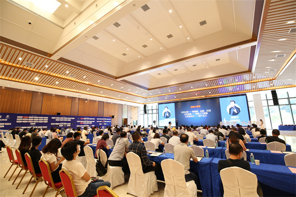 2022年度建筑卫生陶瓷十大品牌榜发布！顺辉瓷砖·岩板再获PP电子 PP电子平台多项殊荣(图1)